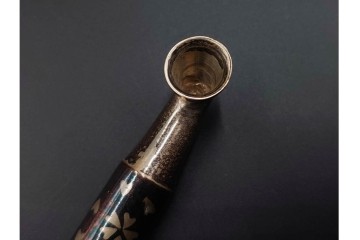 金工師 吉田省吾作　銀製　桜図が施された純村田張煙管　共箱付き　(R-086635)