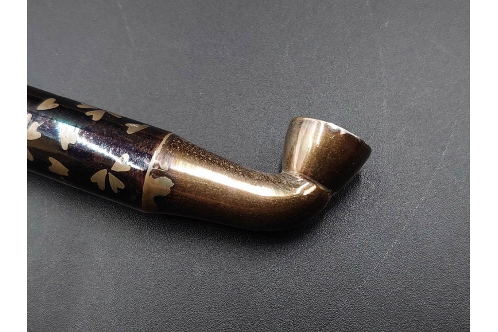 金工師 吉田省吾作　銀製　桜図が施された純村田張煙管　共箱付き　(R-086635)