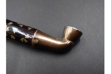 金工師 吉田省吾作　銀製　桜図が施された純村田張煙管　共箱付き　(R-086635)