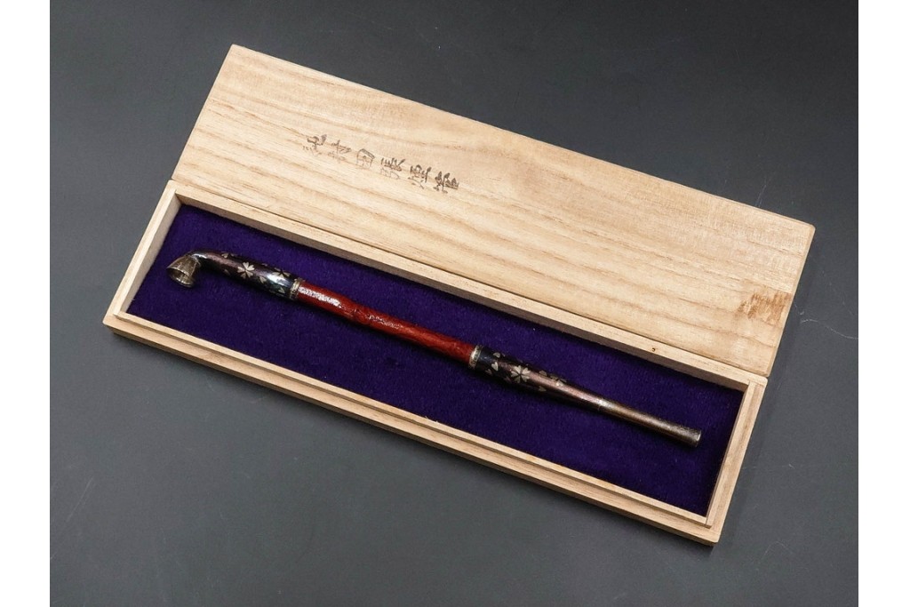 金工師 吉田省吾作　銀製　桜図が施された純村田張煙管　共箱付き　(R-086636)