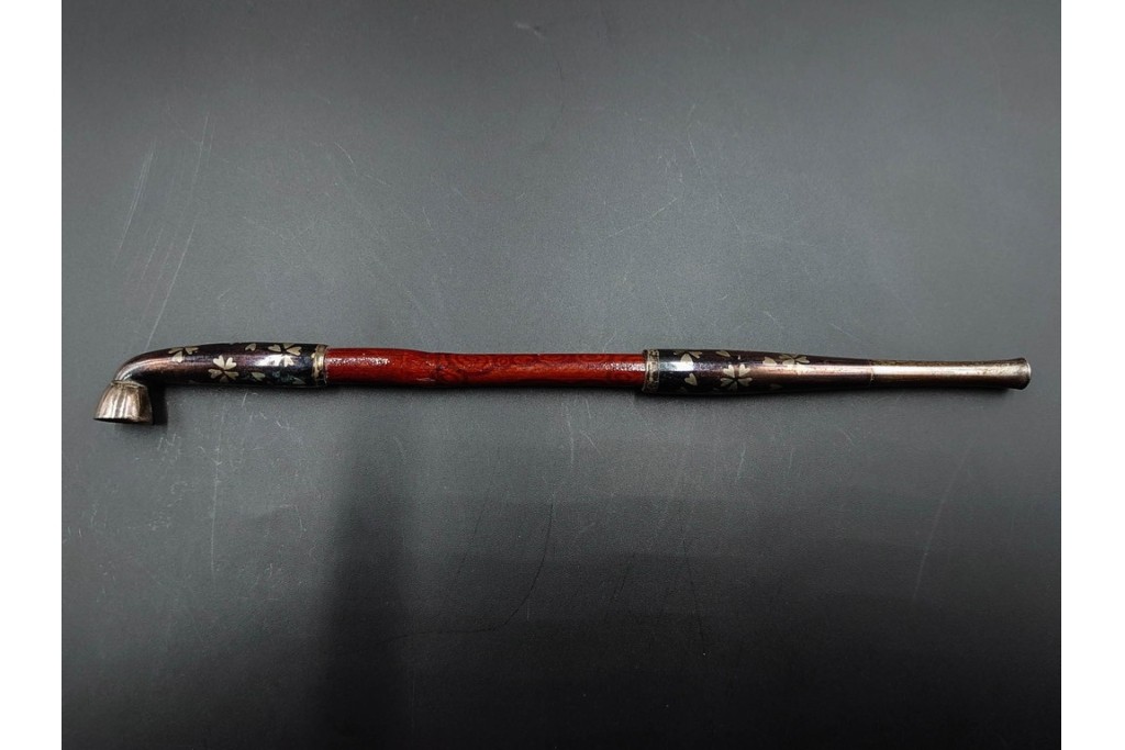 金工師 吉田省吾作　銀製　桜図が施された純村田張煙管　共箱付き　(R-086636)