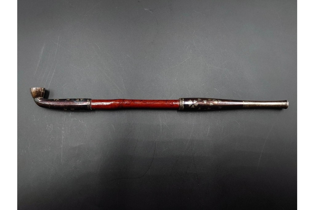 金工師 吉田省吾作　銀製　桜図が施された純村田張煙管　共箱付き　(R-086636)