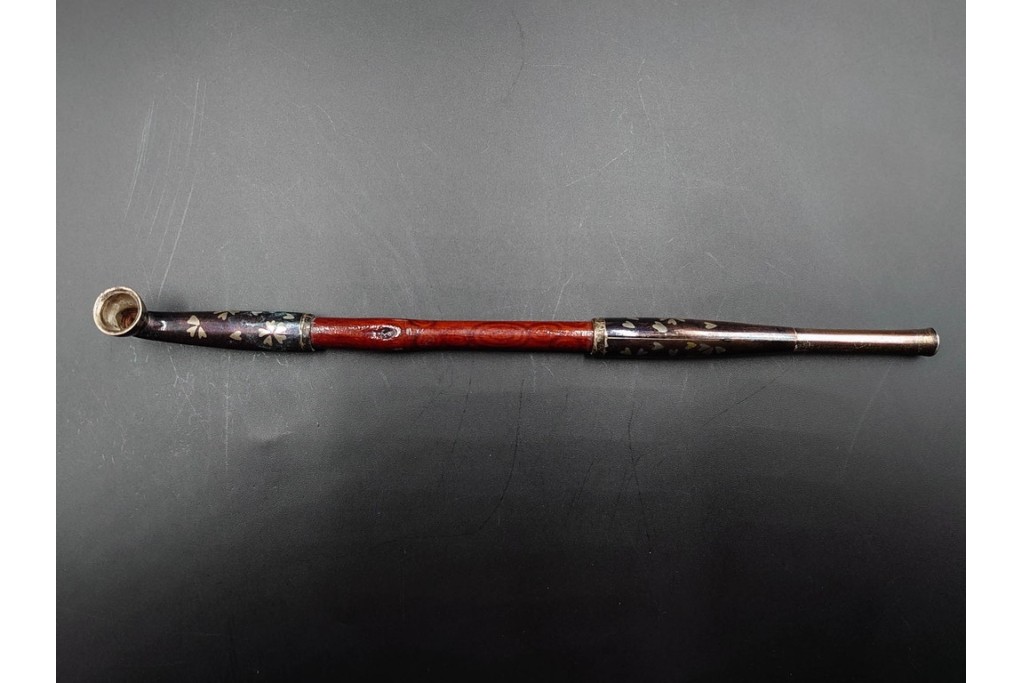 金工師 吉田省吾作　銀製　桜図が施された純村田張煙管　共箱付き　(R-086636)