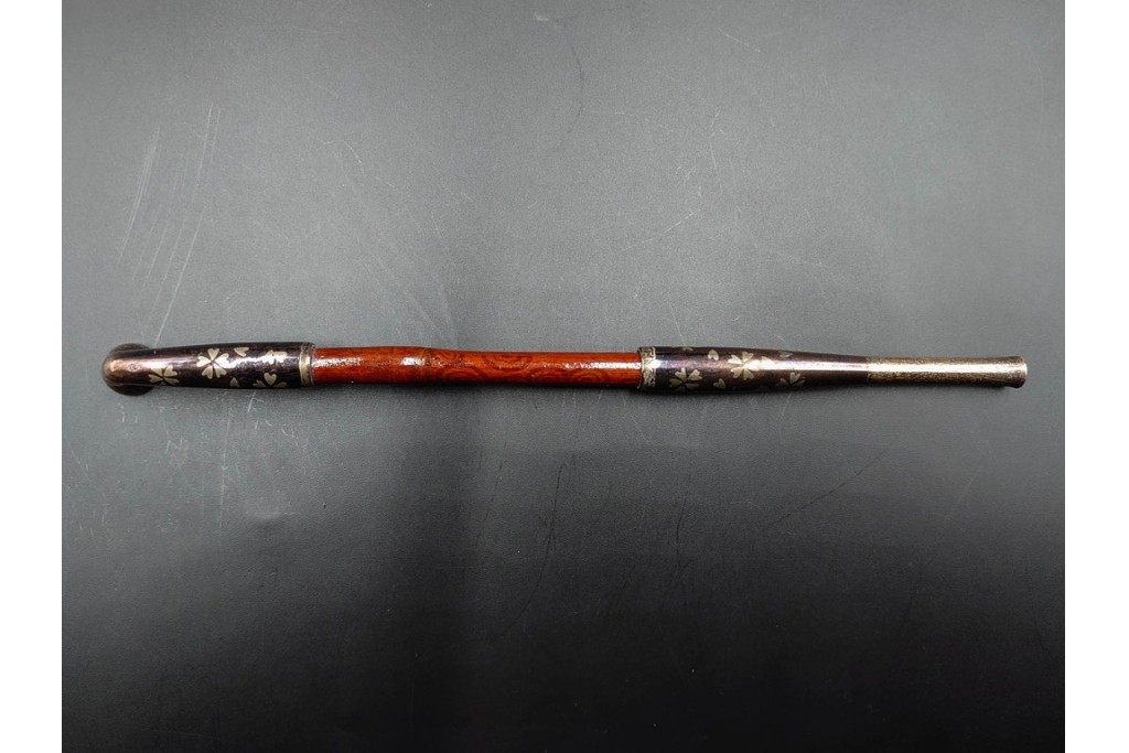 金工師 吉田省吾作　銀製　桜図が施された純村田張煙管　共箱付き　(R-086636)