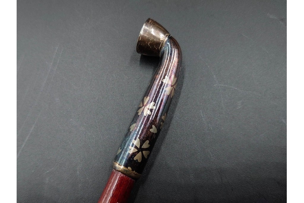 金工師 吉田省吾作　銀製　桜図が施された純村田張煙管　共箱付き　(R-086636)