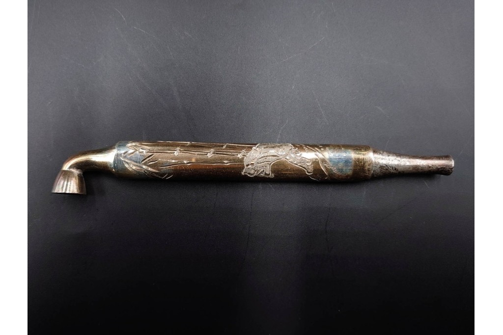 金工師 吉田省吾作　純銀製　金眼入の竹虎図が迫力ある純村田張煙管　共箱付き　(R-086637)