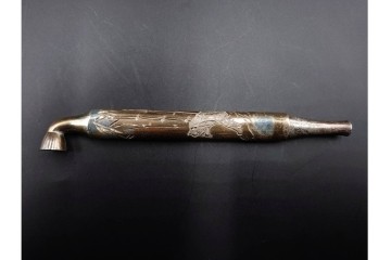 金工師 吉田省吾作　純銀製　金眼入の竹虎図が迫力ある純村田張煙管　共箱付き　(R-086637)