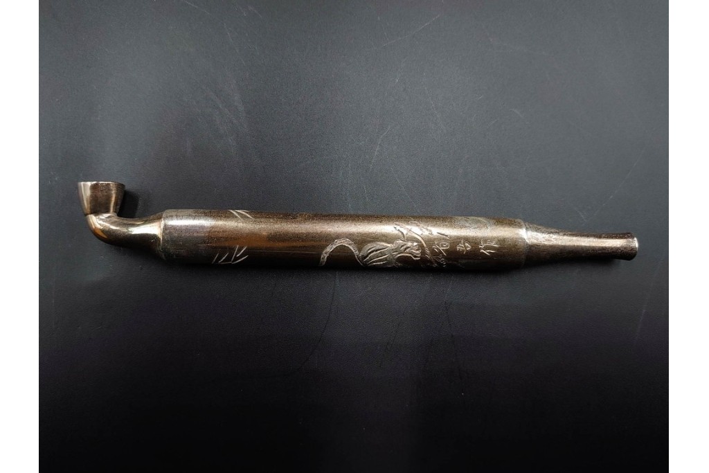 金工師 吉田省吾作　純銀製　金眼入の竹虎図が迫力ある純村田張煙管　共箱付き　(R-086637)