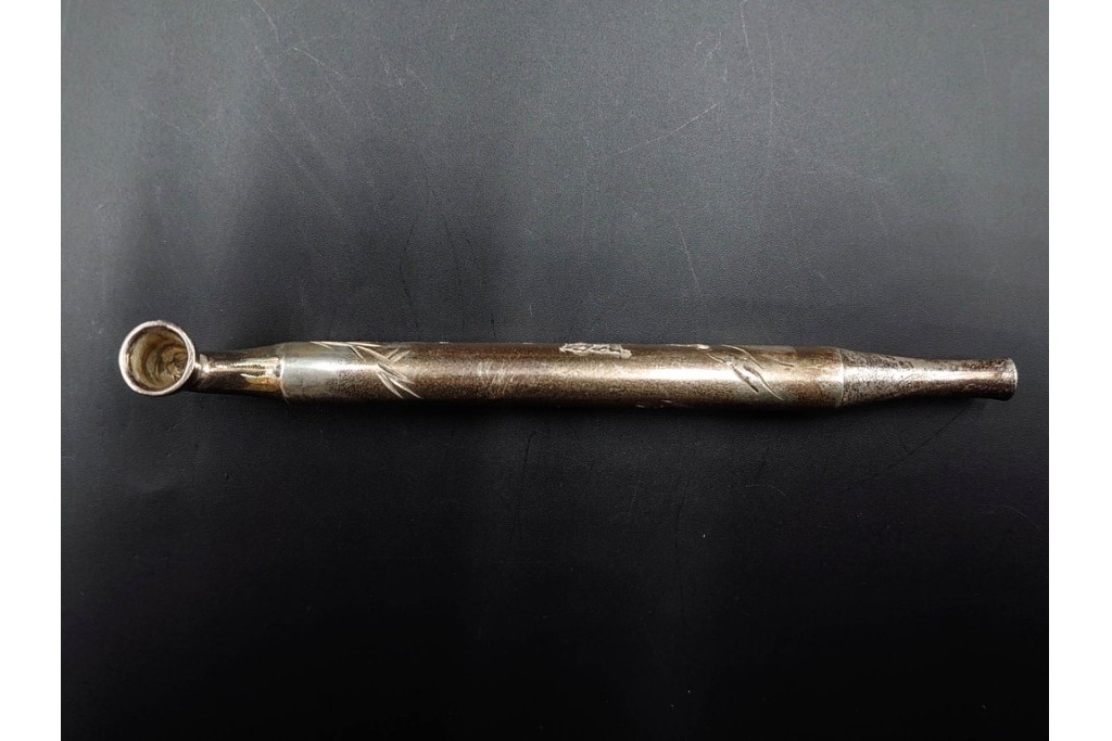 金工師 吉田省吾作　純銀製　金眼入の竹虎図が迫力ある純村田張煙管　共箱付き　(R-086637)