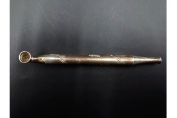 金工師 吉田省吾作　純銀製　金眼入の竹虎図が迫力ある純村田張煙管　共箱付き　(R-086637)