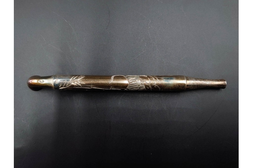 金工師 吉田省吾作　純銀製　金眼入の竹虎図が迫力ある純村田張煙管　共箱付き　(R-086637)