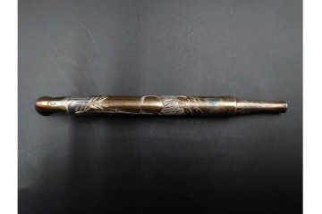 金工師 吉田省吾作　純銀製　金眼入の竹虎図が迫力ある純村田張煙管　共箱付き　(R-086637)