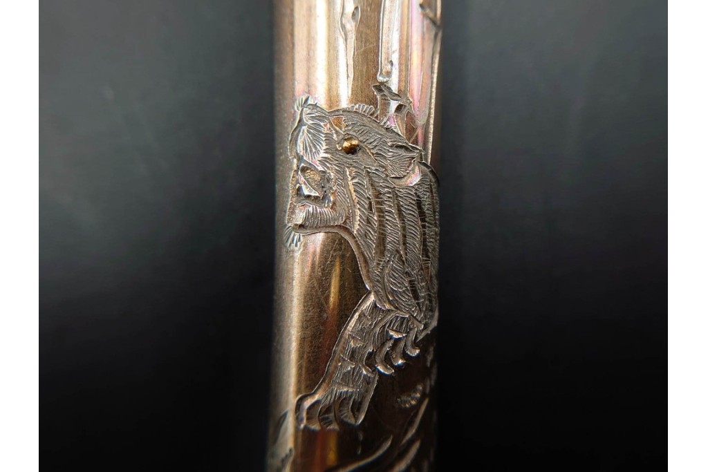 金工師 吉田省吾作　純銀製　金眼入の竹虎図が迫力ある純村田張煙管　共箱付き　(R-086637)