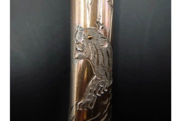 金工師 吉田省吾作　純銀製　金眼入の竹虎図が迫力ある純村田張煙管　共箱付き　(R-086637)