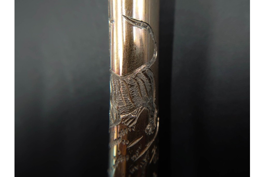 金工師 吉田省吾作　純銀製　金眼入の竹虎図が迫力ある純村田張煙管　共箱付き　(R-086637)