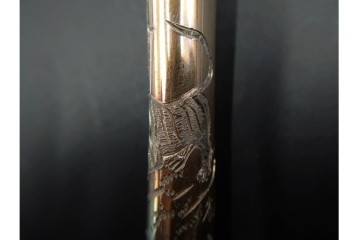 金工師 吉田省吾作　純銀製　金眼入の竹虎図が迫力ある純村田張煙管　共箱付き　(R-086637)