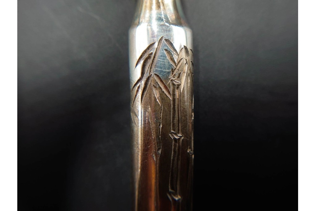 金工師 吉田省吾作　純銀製　金眼入の竹虎図が迫力ある純村田張煙管　共箱付き　(R-086637)