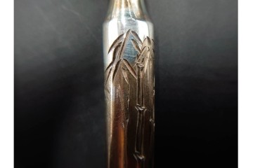 金工師 吉田省吾作　純銀製　金眼入の竹虎図が迫力ある純村田張煙管　共箱付き　(R-086637)