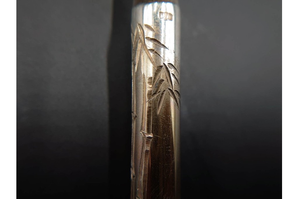 金工師 吉田省吾作　純銀製　金眼入の竹虎図が迫力ある純村田張煙管　共箱付き　(R-086637)