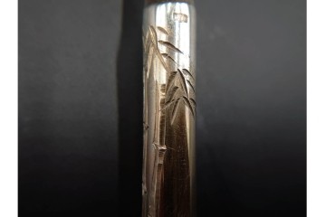 金工師 吉田省吾作　純銀製　金眼入の竹虎図が迫力ある純村田張煙管　共箱付き　(R-086637)