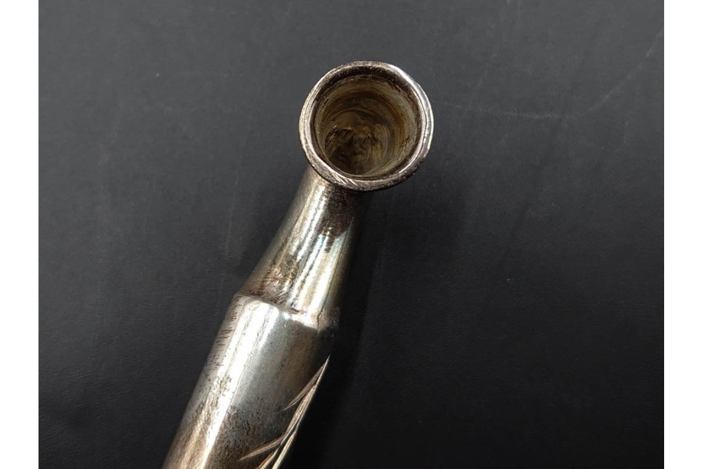 金工師 吉田省吾作　純銀製　金眼入の竹虎図が迫力ある純村田張煙管　共箱付き　(R-086637)