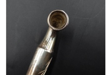 金工師 吉田省吾作　純銀製　金眼入の竹虎図が迫力ある純村田張煙管　共箱付き　(R-086637)