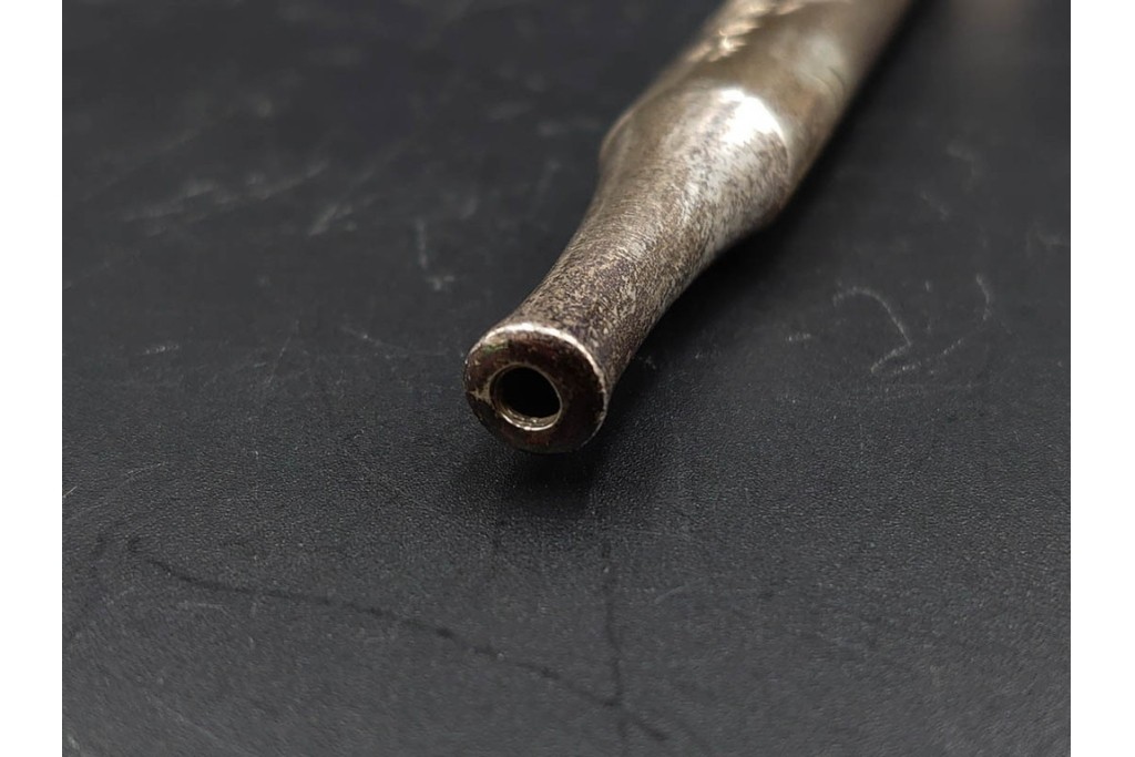 金工師 吉田省吾作　純銀製　金眼入の竹虎図が迫力ある純村田張煙管　共箱付き　(R-086637)