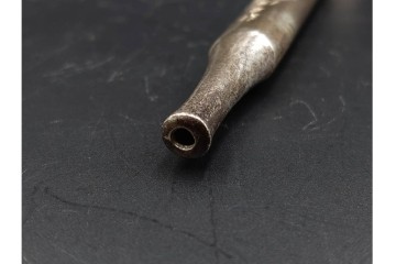 金工師 吉田省吾作　純銀製　金眼入の竹虎図が迫力ある純村田張煙管　共箱付き　(R-086637)