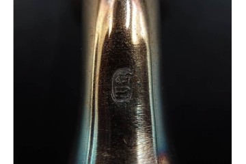 金工師 吉田省吾作　純銀製　金眼入の竹虎図が迫力ある純村田張煙管　共箱付き　(R-086637)