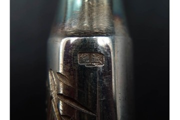 金工師 吉田省吾作　純銀製　金眼入の竹虎図が迫力ある純村田張煙管　共箱付き　(R-086637)