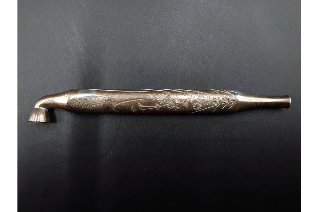 金工師 吉田省吾作　純銀製　秋の草花図が雅な純村田張煙管　共箱付き　(R-086638)