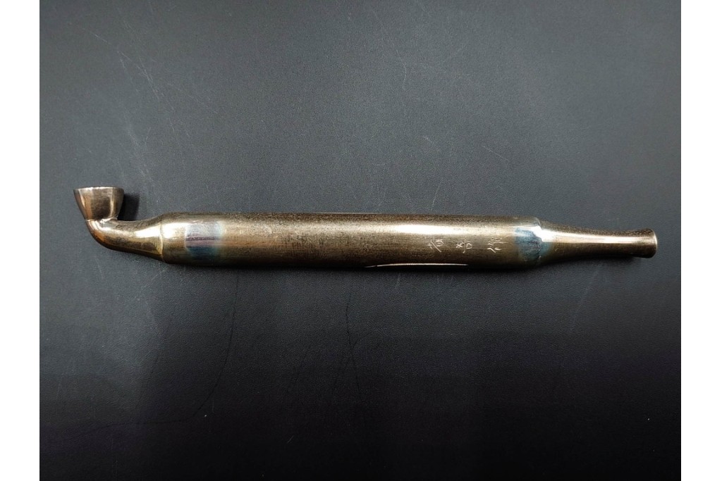 金工師 吉田省吾作　純銀製　秋の草花図が雅な純村田張煙管　共箱付き　(R-086638)