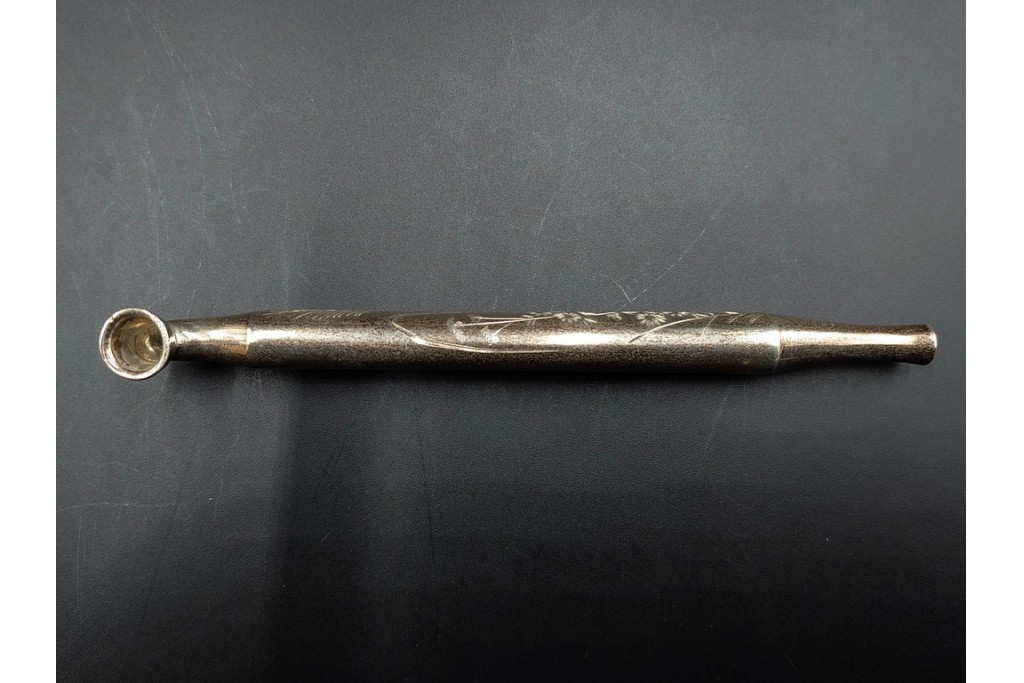 金工師 吉田省吾作　純銀製　秋の草花図が雅な純村田張煙管　共箱付き　(R-086638)