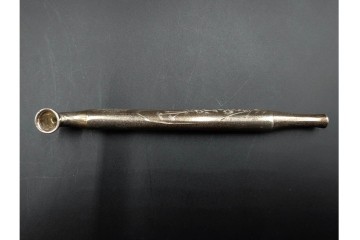 金工師 吉田省吾作　純銀製　秋の草花図が雅な純村田張煙管　共箱付き　(R-086638)