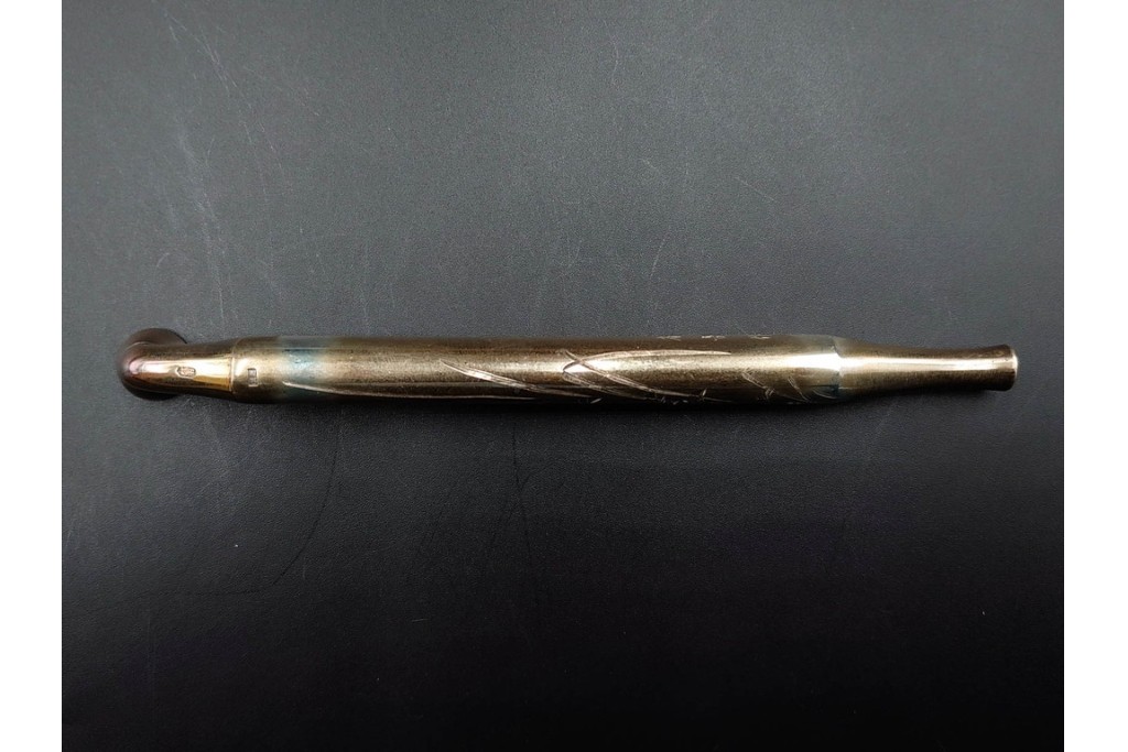 金工師 吉田省吾作　純銀製　秋の草花図が雅な純村田張煙管　共箱付き　(R-086638)