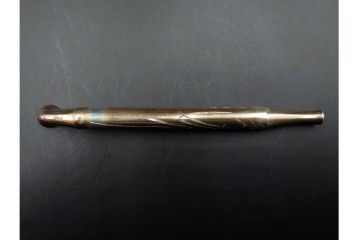 金工師 吉田省吾作　純銀製　秋の草花図が雅な純村田張煙管　共箱付き　(R-086638)