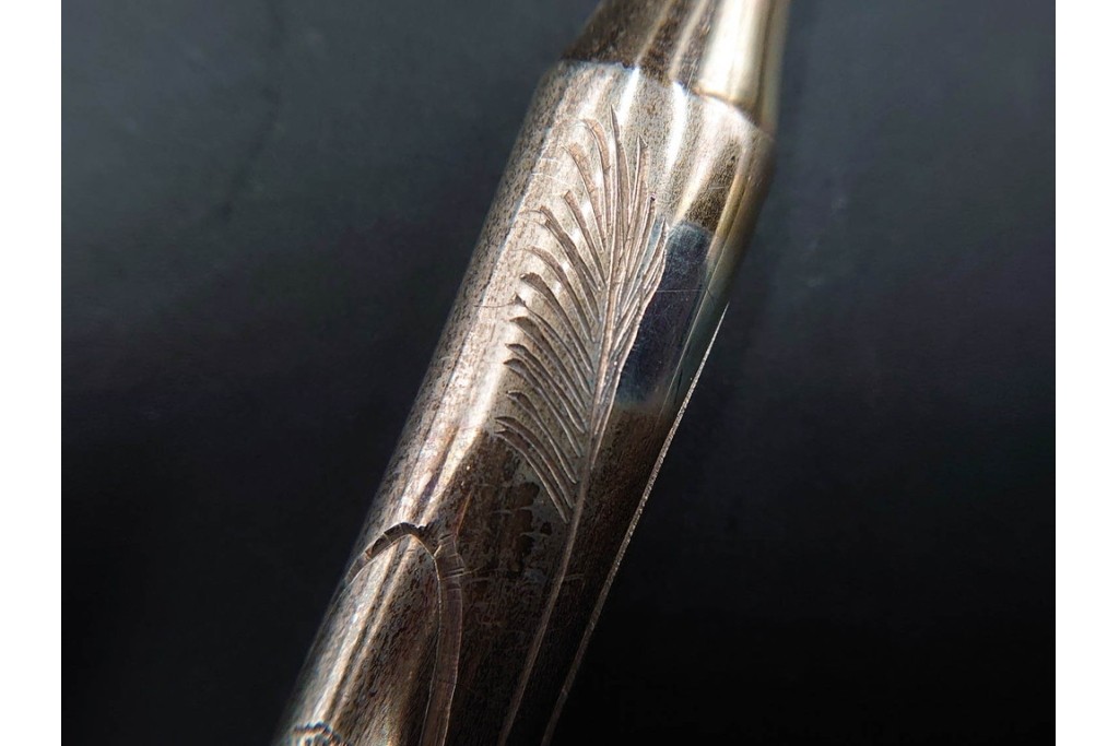 金工師 吉田省吾作　純銀製　秋の草花図が雅な純村田張煙管　共箱付き　(R-086638)