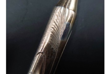 金工師 吉田省吾作　純銀製　秋の草花図が雅な純村田張煙管　共箱付き　(R-086638)