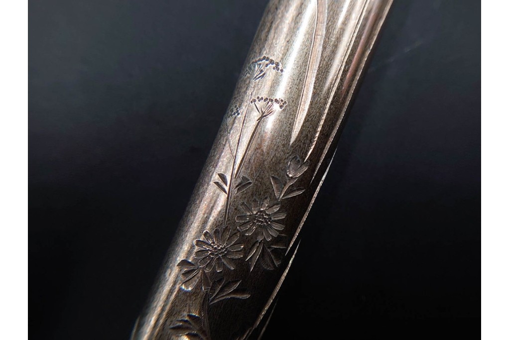 金工師 吉田省吾作　純銀製　秋の草花図が雅な純村田張煙管　共箱付き　(R-086638)