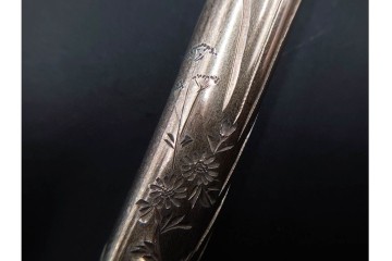 金工師 吉田省吾作　純銀製　秋の草花図が雅な純村田張煙管　共箱付き　(R-086638)