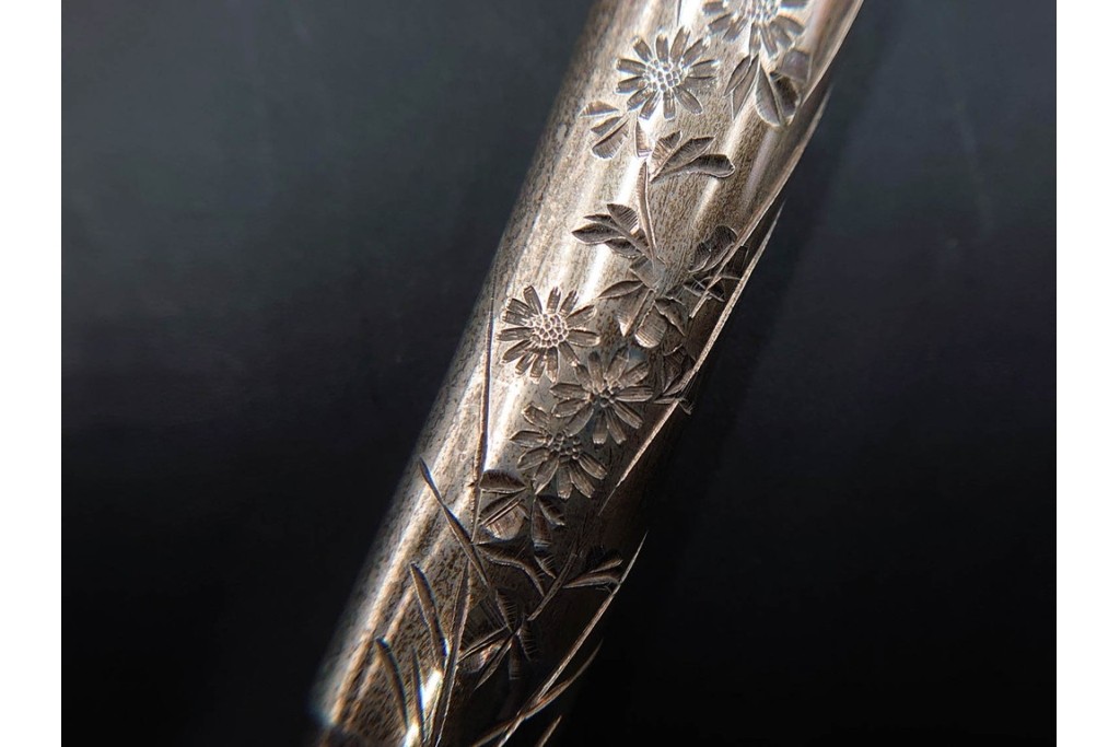 金工師 吉田省吾作　純銀製　秋の草花図が雅な純村田張煙管　共箱付き　(R-086638)