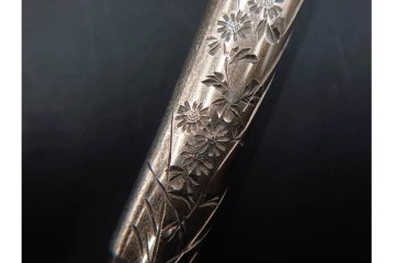 金工師 吉田省吾作　純銀製　秋の草花図が雅な純村田張煙管　共箱付き　(R-086638)