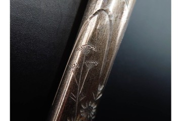 金工師 吉田省吾作　純銀製　秋の草花図が雅な純村田張煙管　共箱付き　(R-086638)