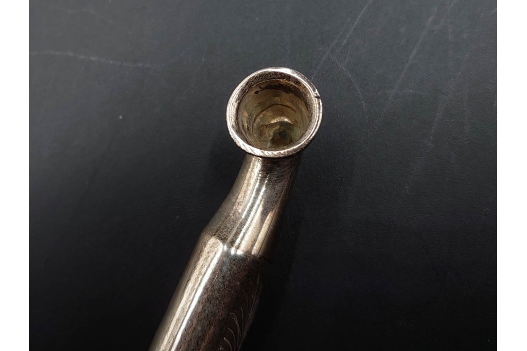 金工師 吉田省吾作　純銀製　秋の草花図が雅な純村田張煙管　共箱付き　(R-086638)