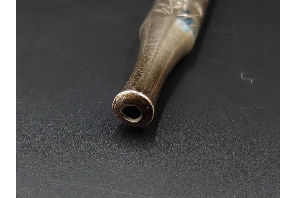 金工師 吉田省吾作　純銀製　秋の草花図が雅な純村田張煙管　共箱付き　(R-086638)