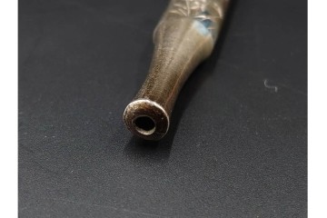 金工師 吉田省吾作　純銀製　秋の草花図が雅な純村田張煙管　共箱付き　(R-086638)