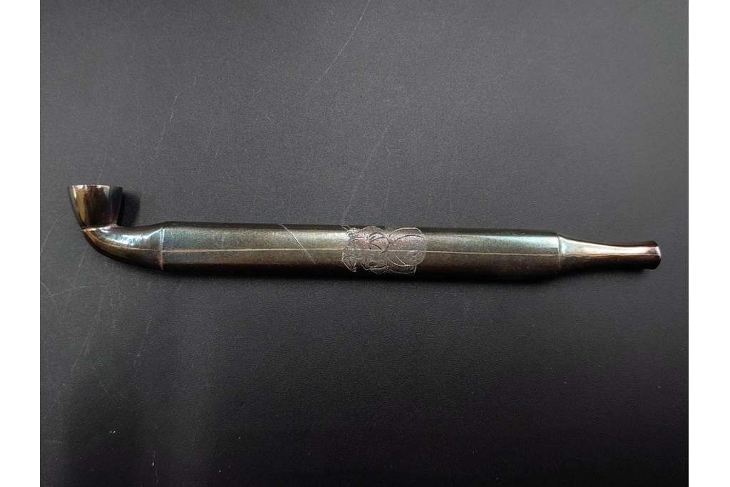 歌川国貞試筆　福神図　紫浪刻　純銀製の煙管　共箱付き　(R-086639)