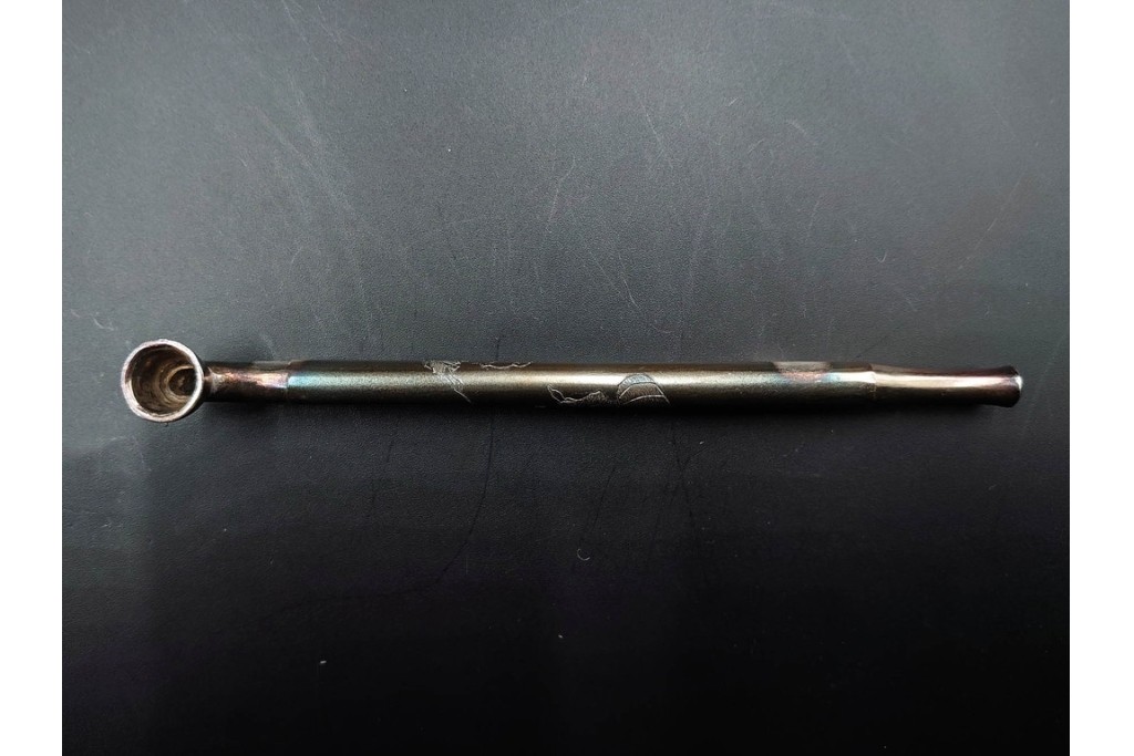 歌川国貞試筆　福神図　紫浪刻　純銀製の煙管　共箱付き　(R-086639)