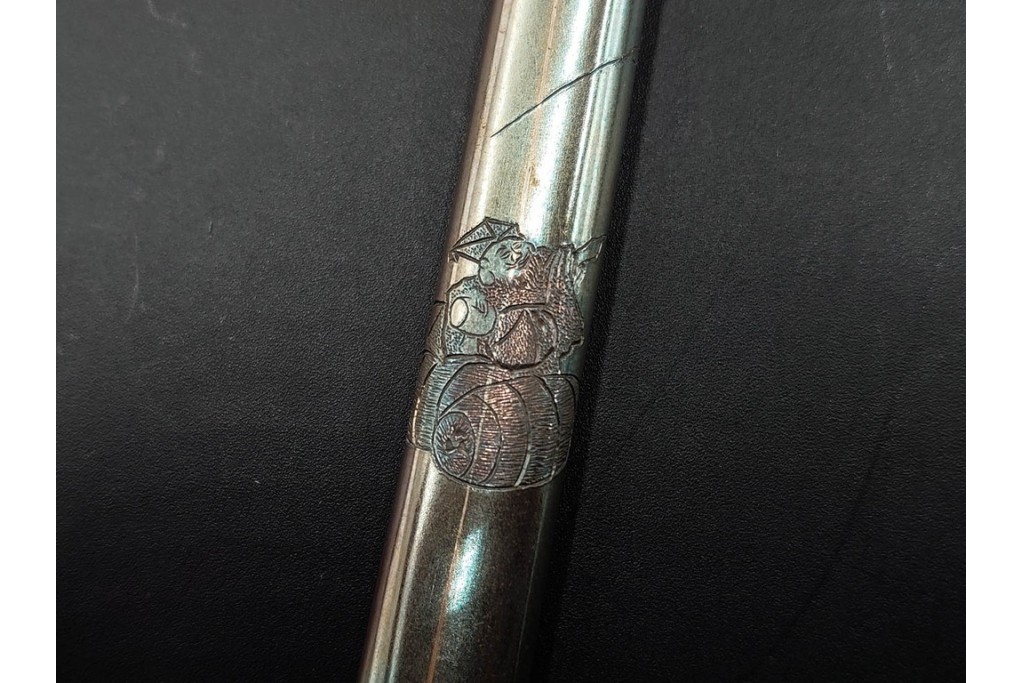 歌川国貞試筆　福神図　紫浪刻　純銀製の煙管　共箱付き　(R-086639)