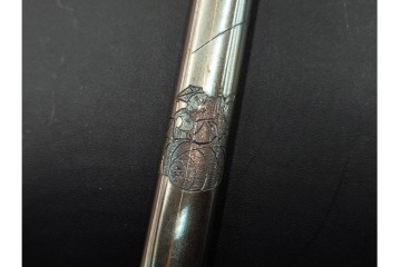 歌川国貞試筆　福神図　紫浪刻　純銀製の煙管　共箱付き　(R-086639)